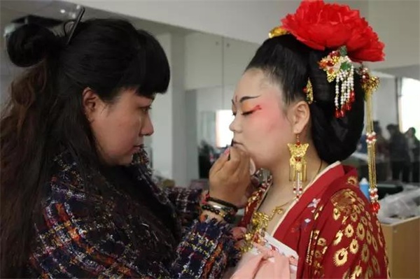 西安科技大學(xué)高新學(xué)院播音專業(yè)化妝造型課程教學(xué)紀(jì)實(shí)