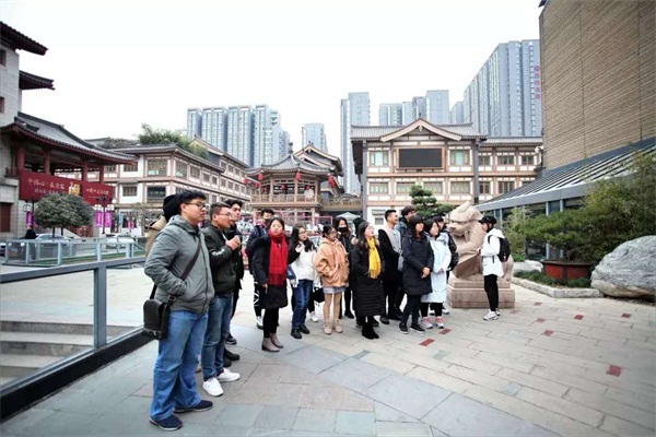 城建學院學生參觀大唐西市博物館及西安創(chuàng)業(yè)咖啡特色街區(qū)  