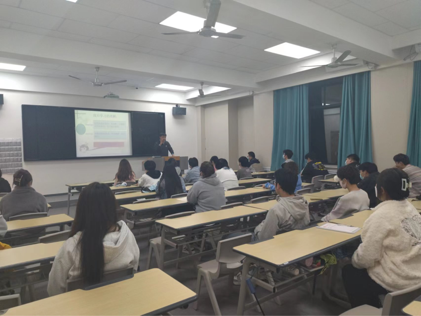 新傳媒與藝術(shù)學院開展“如何讀大學”專題系列講座