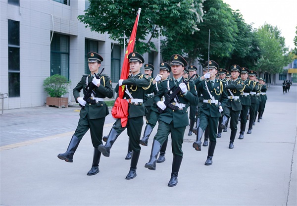 “高舉團(tuán)旗跟黨走·爭(zhēng)做時(shí)代追夢(mèng)人”升國(guó)旗儀式