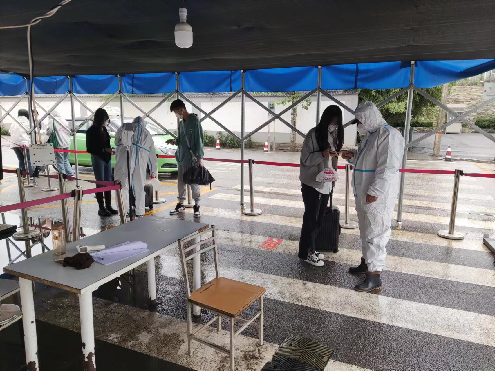 加強門禁管理 嚴把進校第一關(guān)