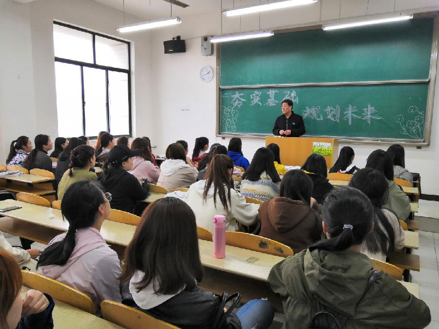 新傳媒與經(jīng)濟(jì)管理學(xué)院就業(yè)創(chuàng)業(yè)座談會(huì)順利舉行