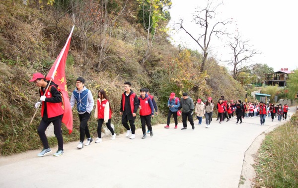 青年志愿者協(xié)會(huì)組織開展環(huán)?；顒?dòng)