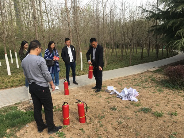 國際教育與人文藝術(shù)學(xué)院舉行滅火器實操演練活動