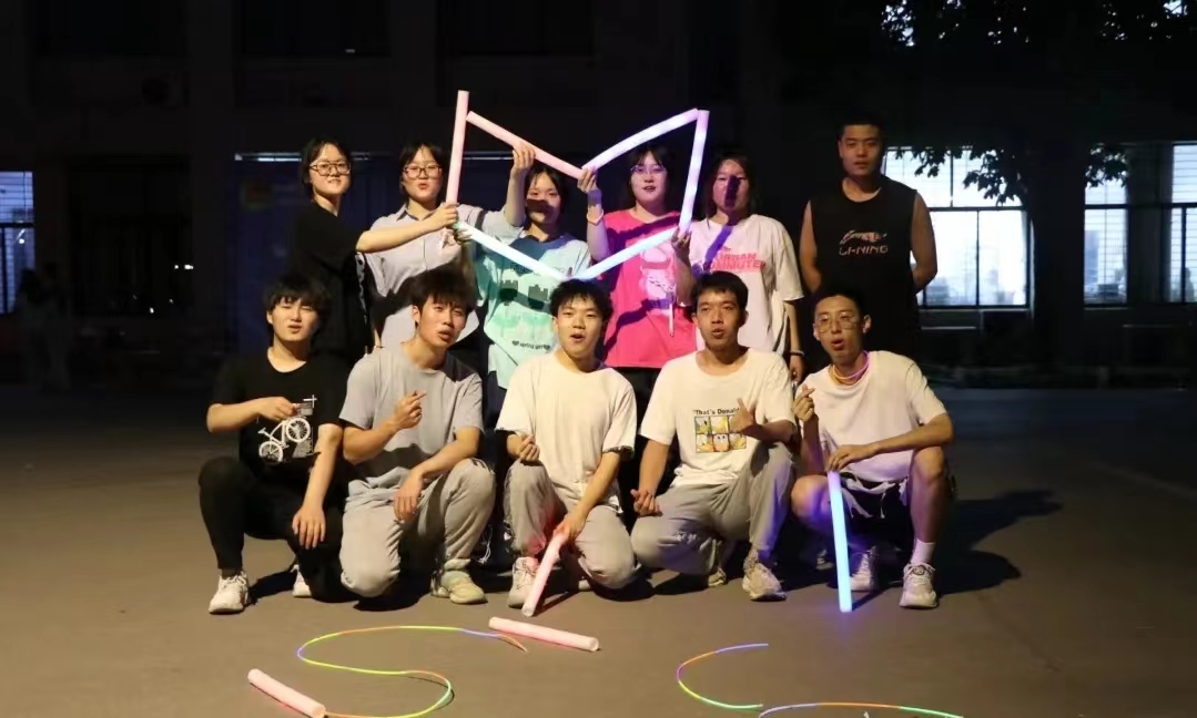 “2022我們畢業(yè)啦”畢業(yè)熒光環(huán)校跑活動圓滿舉行