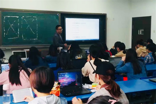 我院教師應(yīng)邀在西安外國語大學(xué)做新媒體講座