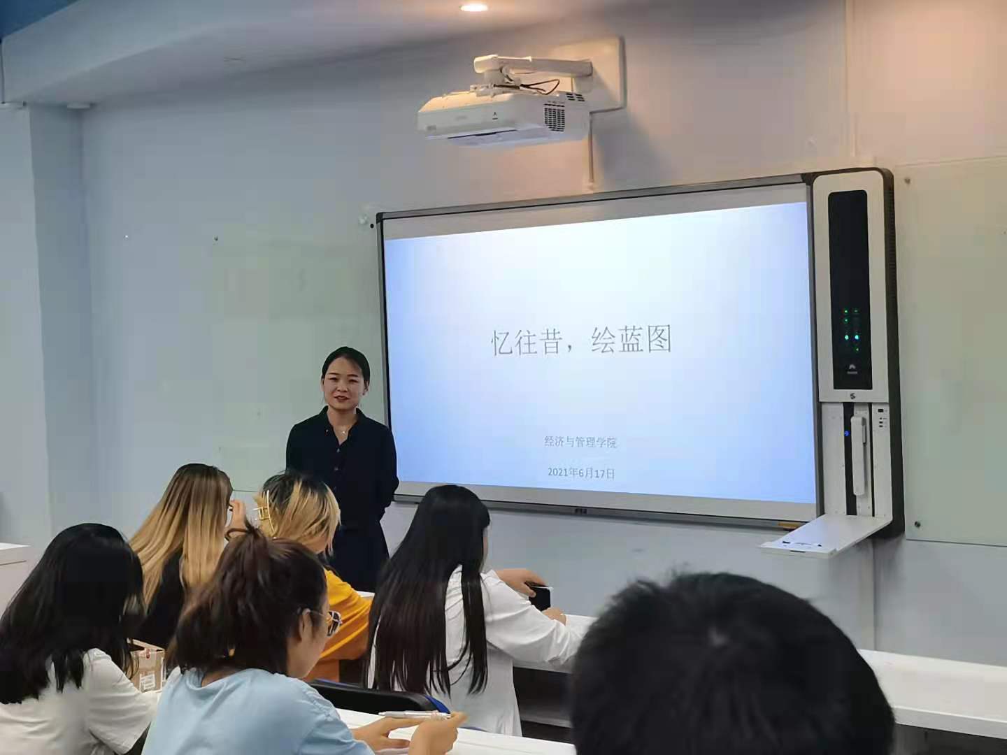 【經(jīng)濟與管理學院】召開“憶往昔，繪藍圖”學生代表座談會