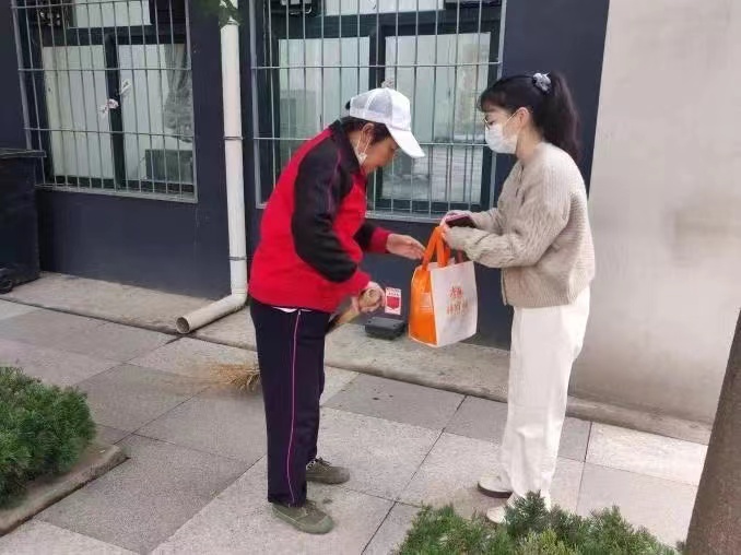 國(guó)際教育與人文學(xué)院同學(xué)為疫情工作者送溫暖