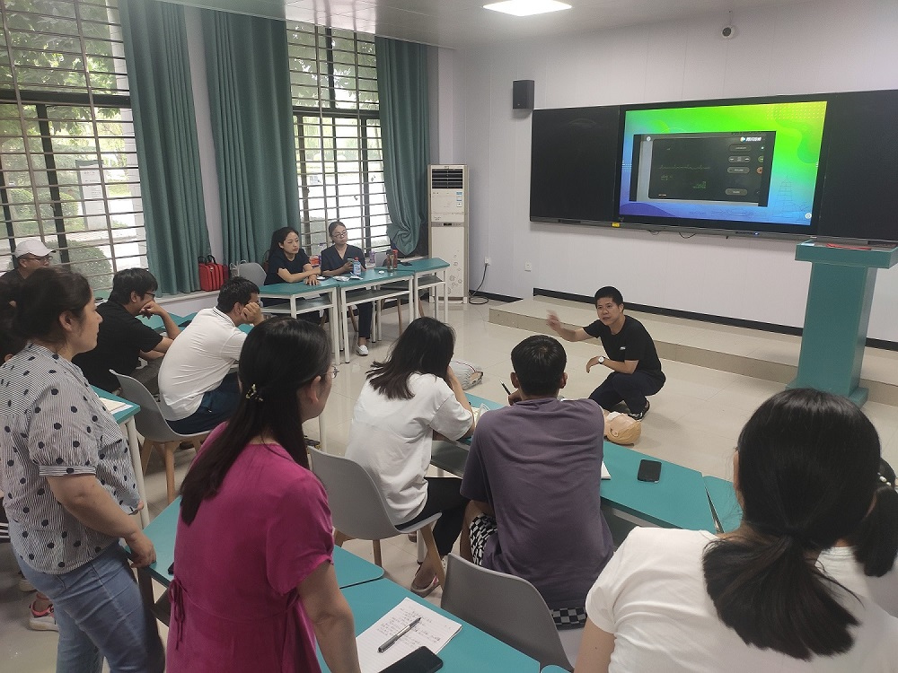 體育部組織開展“居安思危 人人學(xué)”應(yīng)急救護講座