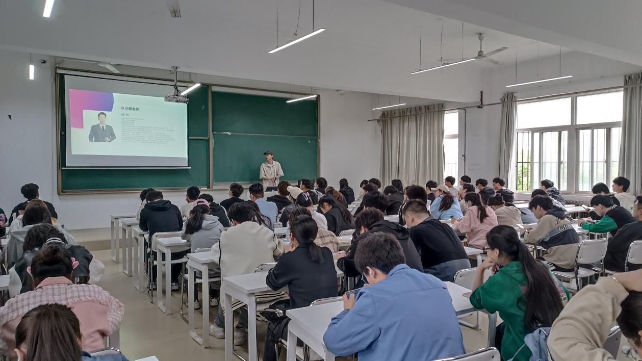 《大學(xué)生如何玩轉(zhuǎn)自媒體》講座在學(xué)院實(shí)驗(yàn)樓開講