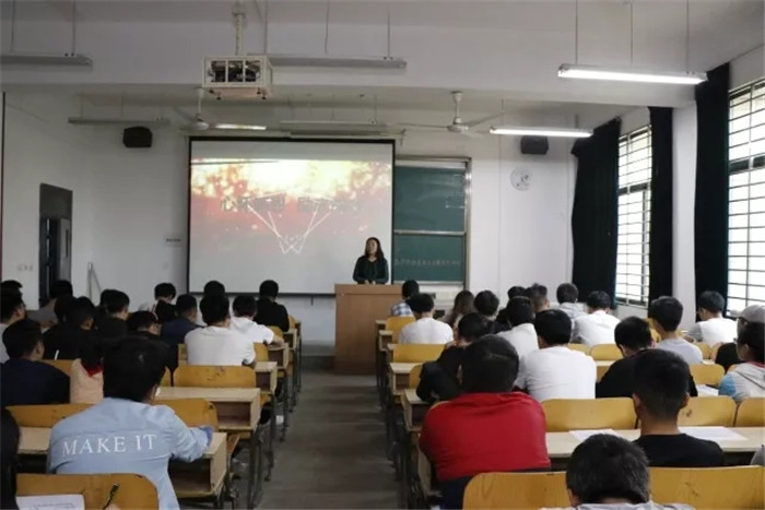城市建設(shè)學(xué)院召開“心懷感恩，勵志成才”主題班會