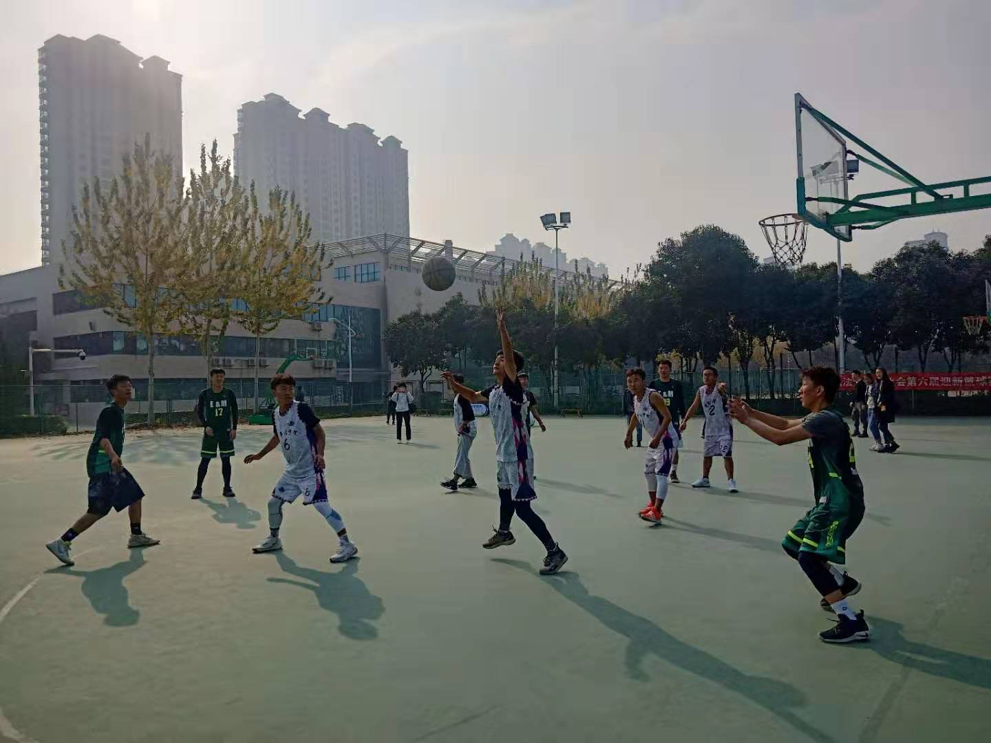經(jīng)濟(jì)與管理學(xué)院與政法大學(xué)友誼籃球賽火熱進(jìn)行