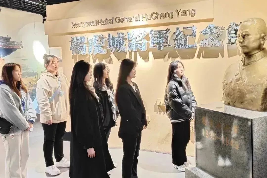 追尋先烈足跡，傳承革命精神！國(guó)際教育與人文學(xué)院開展清明節(jié)主題活動(dòng)