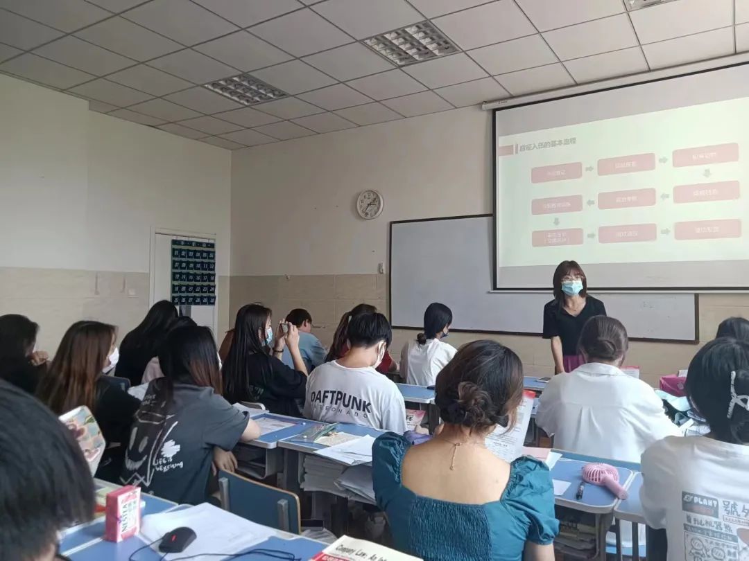逐夢征兵，青春無悔——國際教育與人文學(xué)院開展征兵政策解讀會