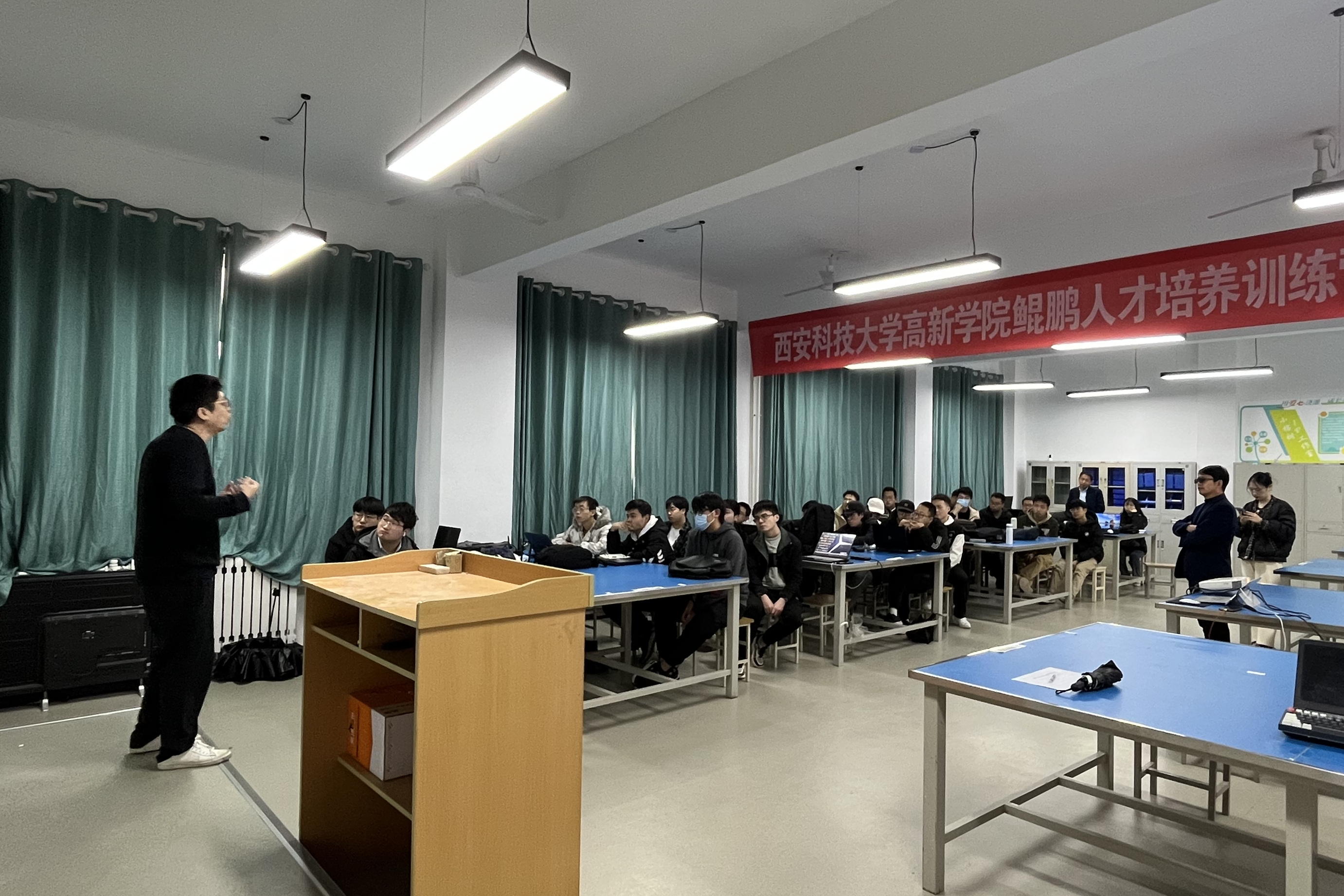 熱烈慶?！拔靼部萍即髮W(xué)高新學(xué)院鯤鵬人才培養(yǎng)訓(xùn)練營”開營！