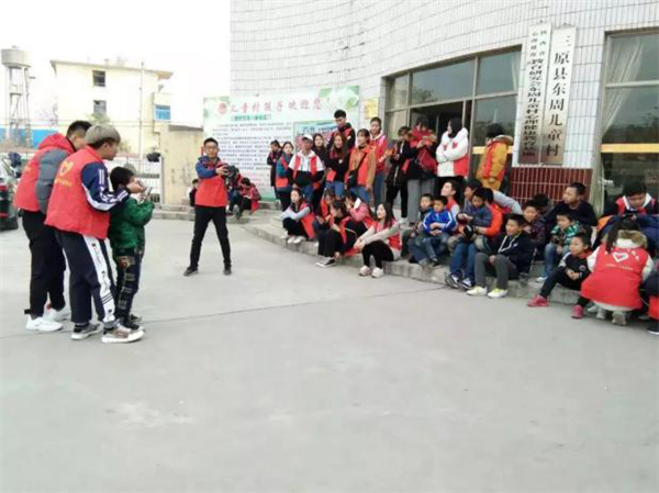 青年志愿者協(xié)會(huì)前往東周兒童村開(kāi)展愛(ài)心志愿活動(dòng)