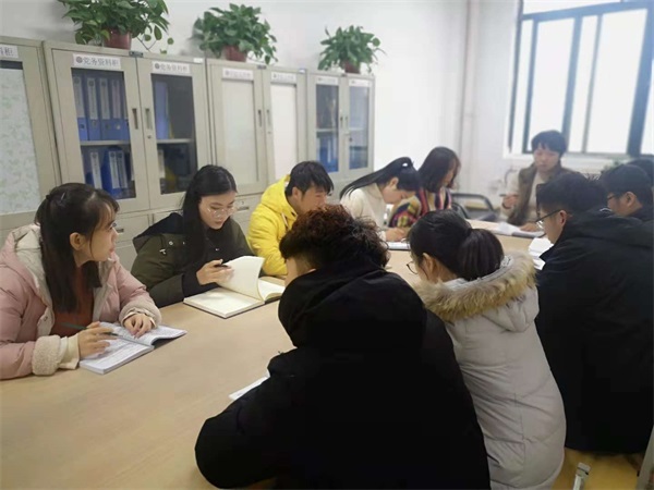 城市建設(shè)學(xué)院組織全體輔導(dǎo)員進行政治理論培訓(xùn)