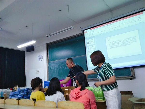 經(jīng)濟與管理學院組織“手把手教你如何變美麗”講座
