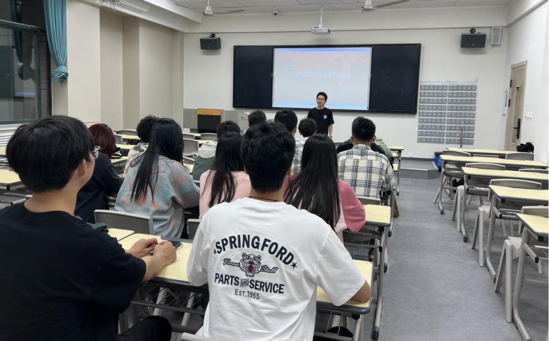 城市建設(shè)學(xué)院團委于組織開展五月份全體例會