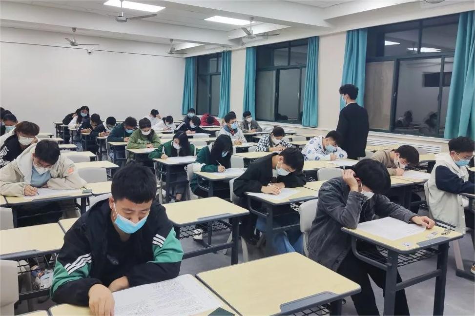 信息與科技工程學(xué)院組織開展“青馬工程”選拔考試
