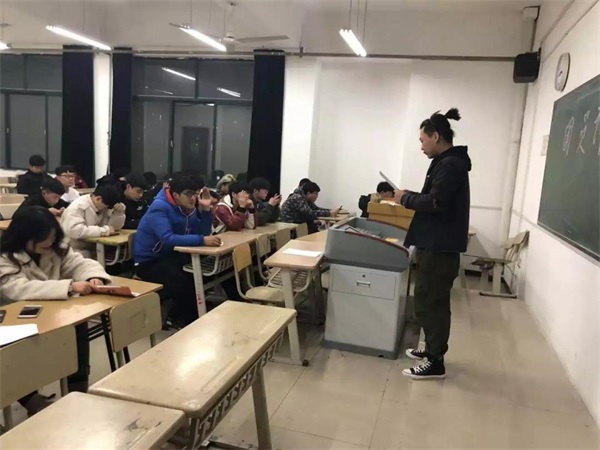 團(tuán)員評(píng)議樹榜樣，匯聚青春正能量