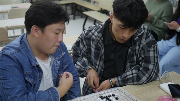 新傳媒與經(jīng)濟(jì)管理學(xué)院舉辦五子棋大賽