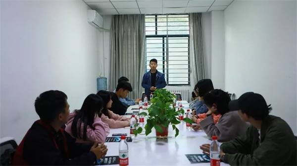 溝通無界 青春飛揚(yáng)丨培華學(xué)院創(chuàng)享工作室赴我校新傳媒與藝術(shù)學(xué)院交流參觀  