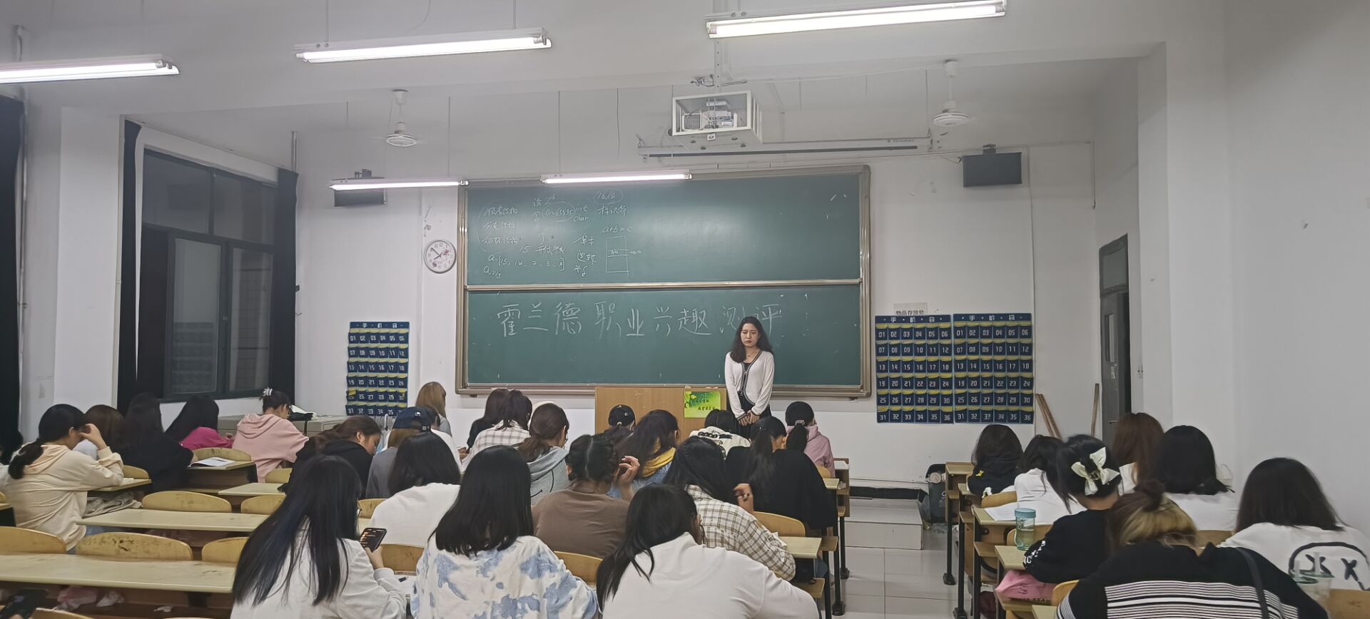 【經(jīng)管學(xué)院】舉辦2021級(jí)新生就業(yè)前景與職業(yè)規(guī)劃主題班會(huì)