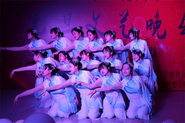 國(guó)際教育與人文藝術(shù)學(xué)院成功舉辦2019年元旦晚會(huì)