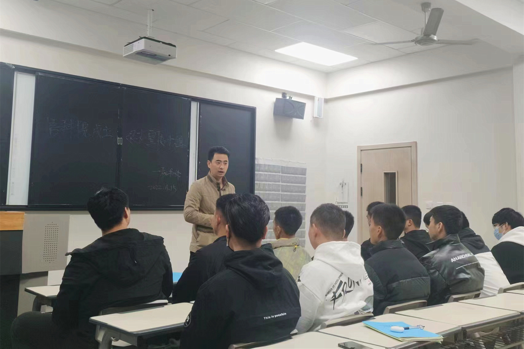 信息與科技工程學(xué)院成立退役復(fù)學(xué)學(xué)生宣講團(tuán)