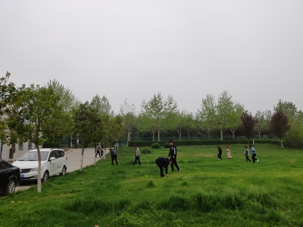 新傳媒與經(jīng)濟(jì)管理學(xué)院開展校園綠化實(shí)踐活動(dòng)
