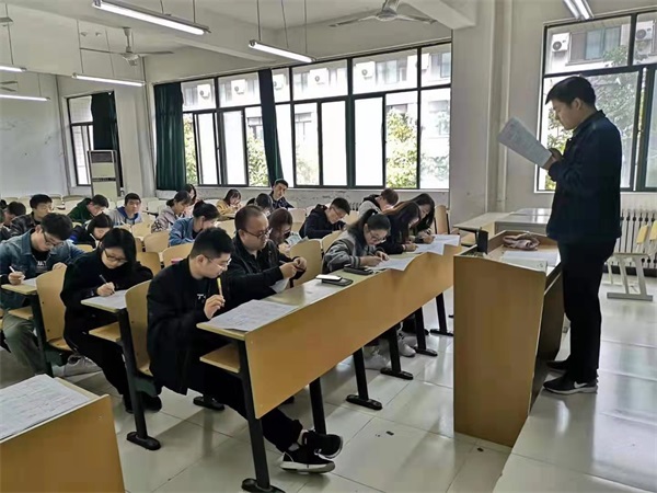 高新學(xué)院信科類師生黨支部開展“不忘初心，牢記使命”——“從我做起，共建高新”問卷調(diào)查活動