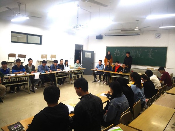 城建學(xué)院組織“抬頭遇見愛”班級活動 ——青春一大憾事，大一只有一次