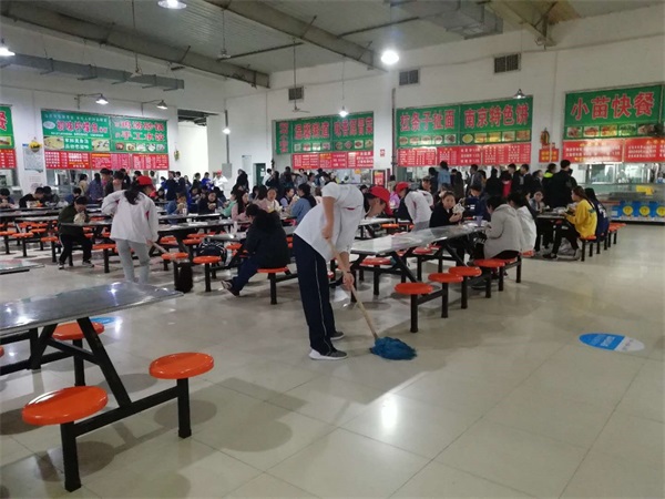 黨員培訓(xùn)班組織校園義務(wù)勞動(dòng)