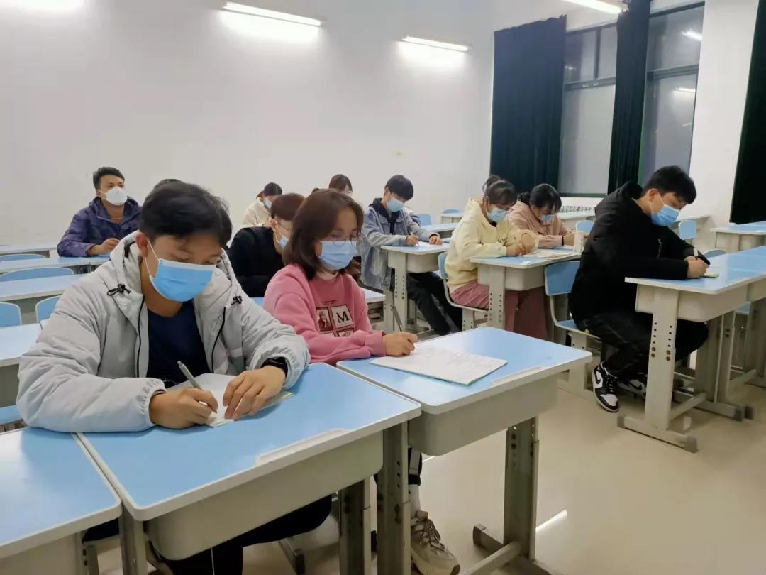 信科類師生黨支部開展入黨材料撰寫培訓(xùn)會(huì)