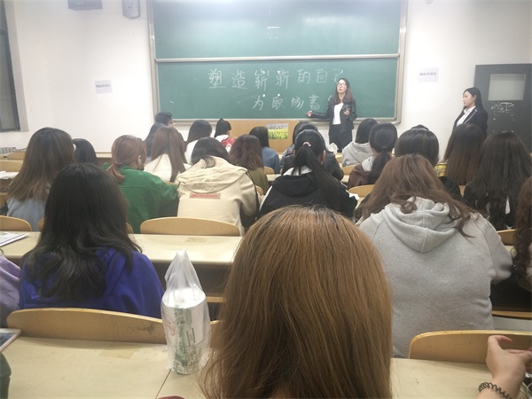 新傳媒與經(jīng)濟(jì)管理學(xué)院大學(xué)生求職禮儀及面試技巧講座順利舉行 