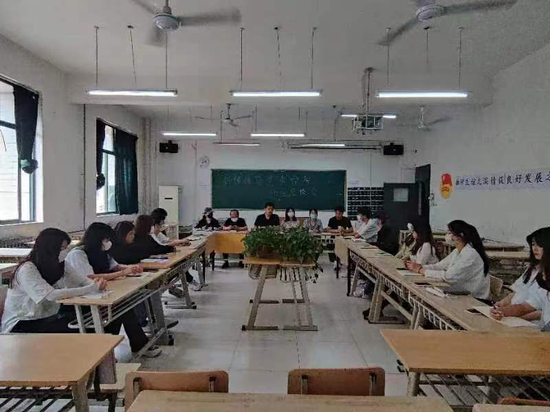 新傳媒與藝術(shù)學院召開師生座談會