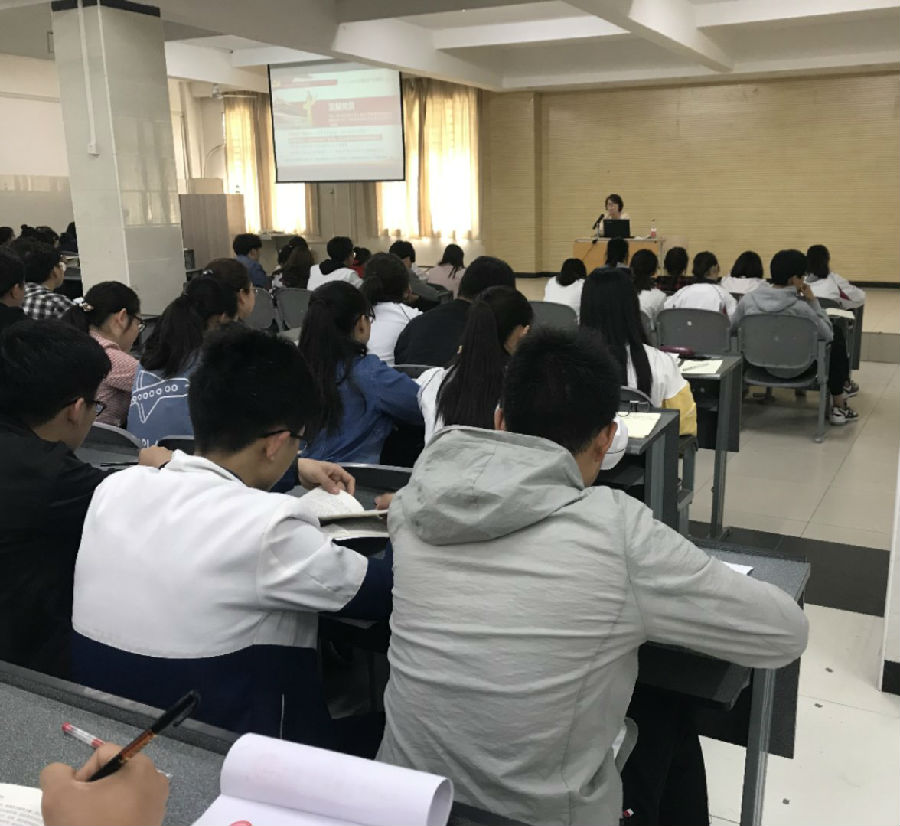 西安科技大學(xué)高新學(xué)院第三十五期一班業(yè)余黨校培訓(xùn)班第三課開講