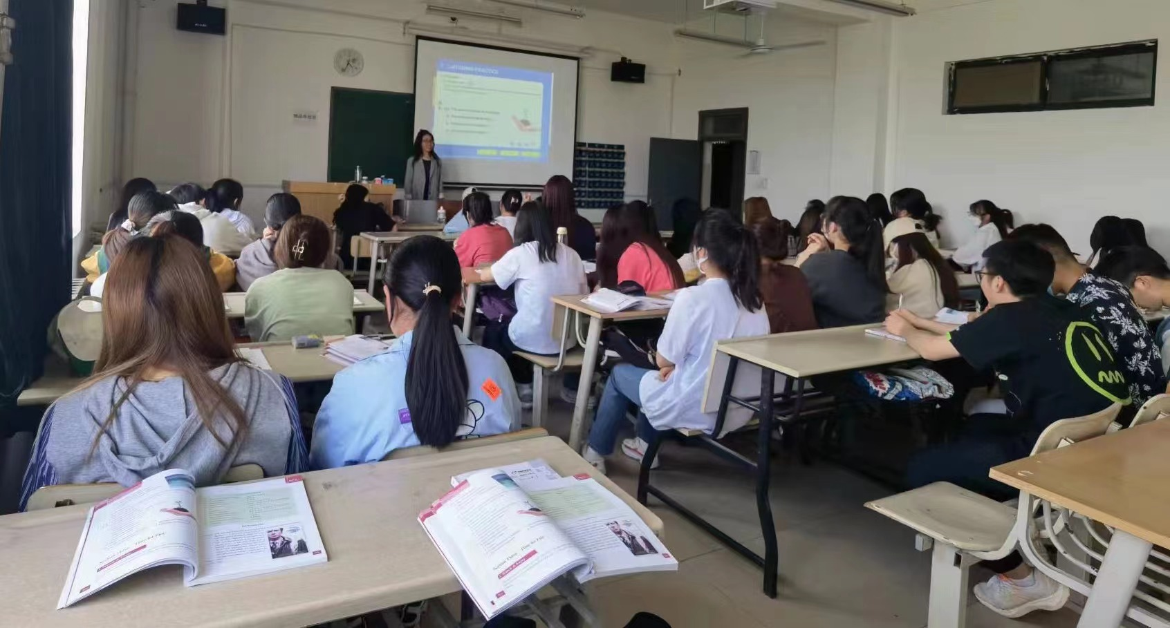 聚焦課堂，我們在行動——大學英語教研室開展教師聽課活動