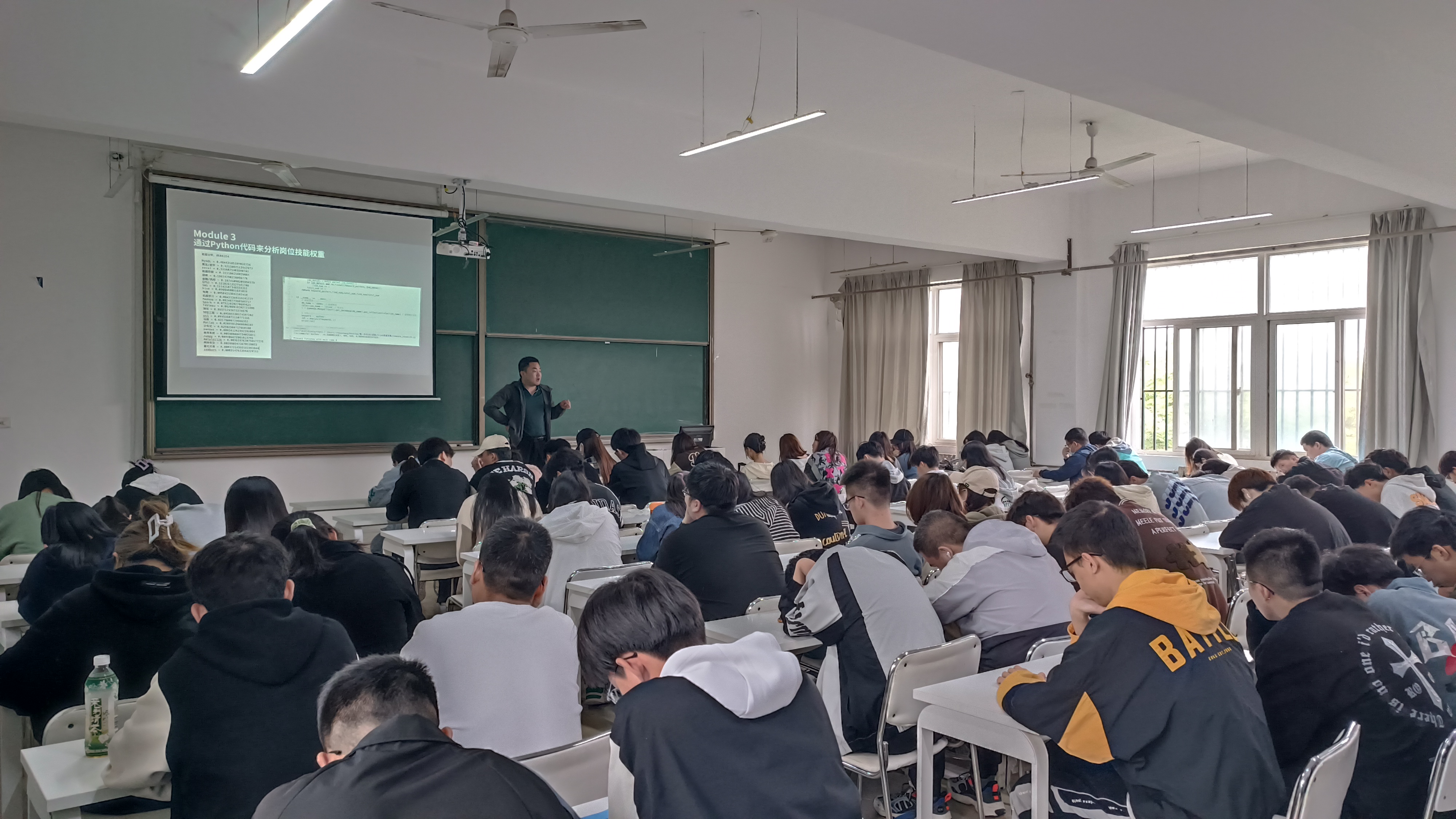 “走進(jìn)大數(shù)據(jù)  智慧新未來”行業(yè)指導(dǎo)講座順利召開