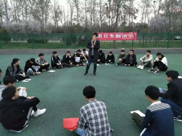 城建學(xué)院組織“不忘初心跟黨走，一學(xué)一做抓實(shí)踐”團(tuán)日活動