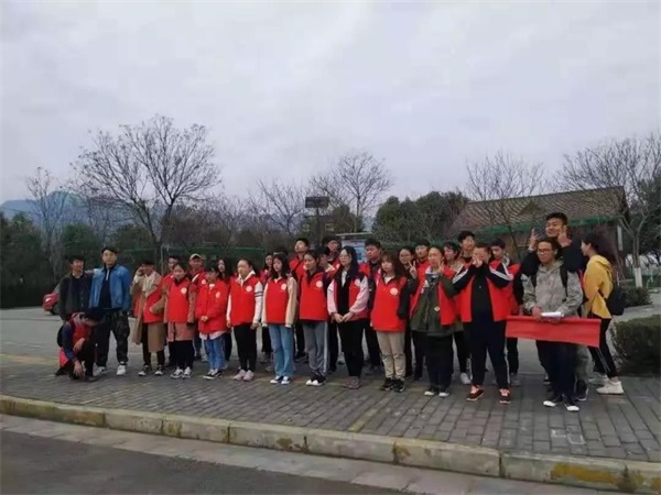保護(hù)秦嶺手牽手，綠色文明心連心