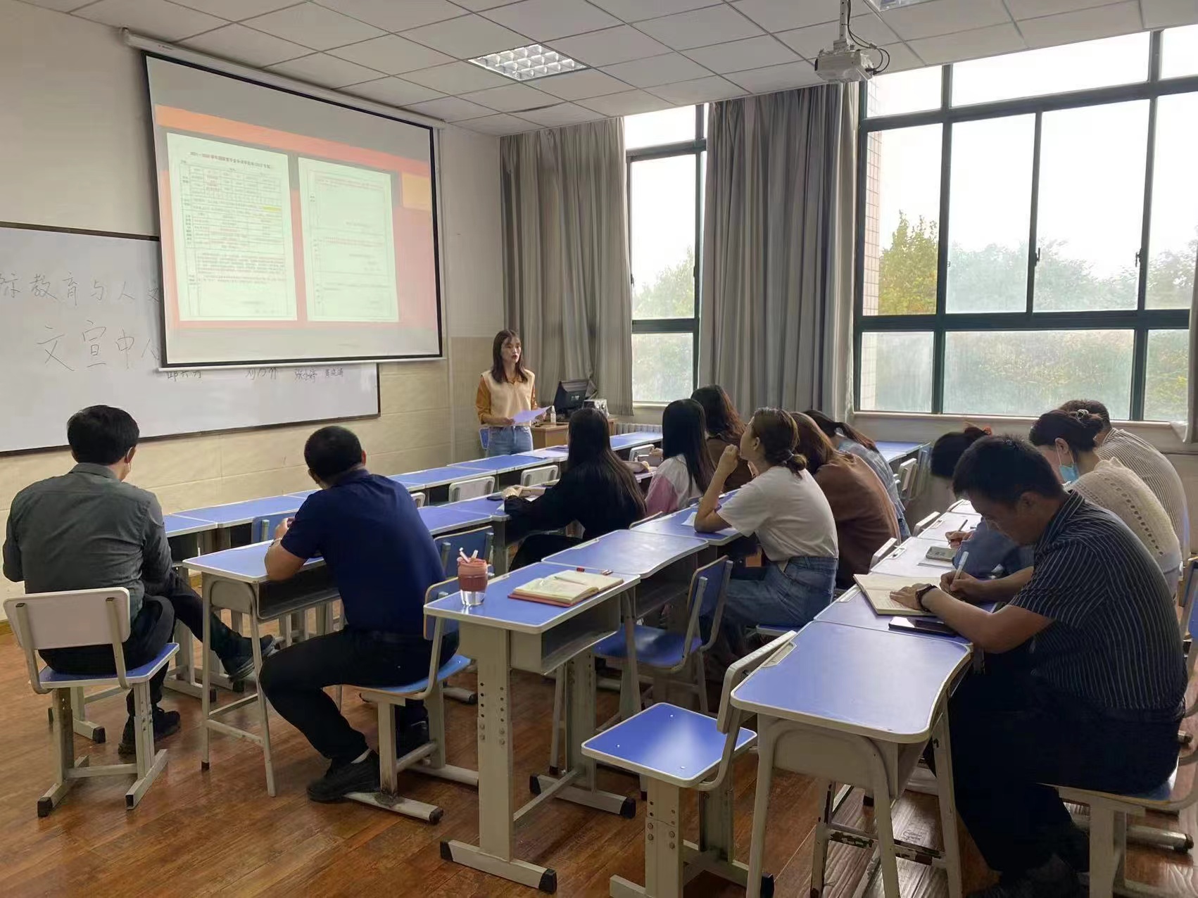 國際教育與人文學(xué)院召開2021-2022學(xué)年國家獎學(xué)金評選細(xì)則解讀工作會議