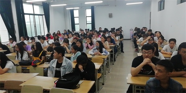 經(jīng)濟(jì)與管理學(xué)院組織期末總結(jié)及期末幫扶主題活動(dòng)     