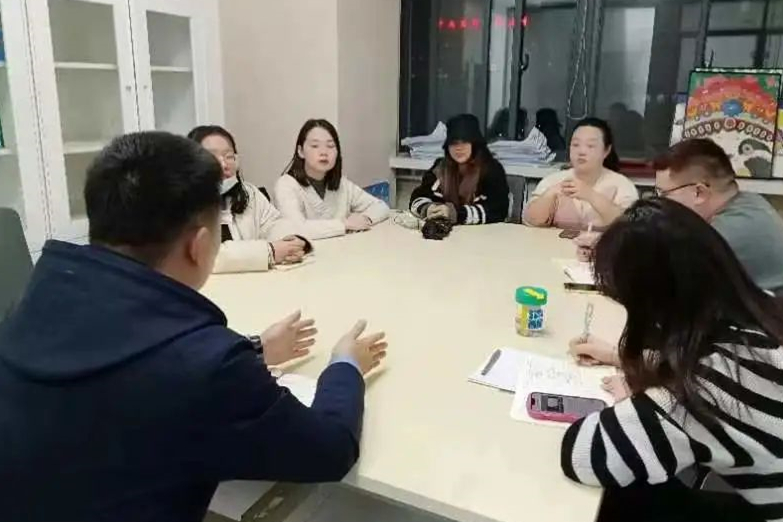 國際教育與人文學(xué)院團(tuán)委學(xué)生會(huì)第一次主席團(tuán)會(huì)議順利召開