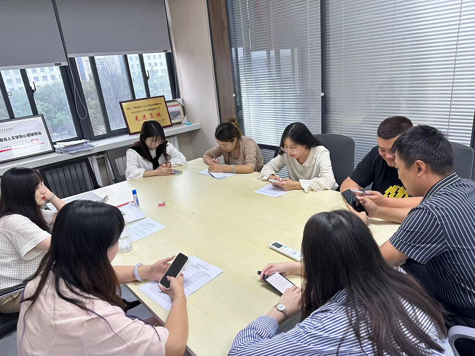 學(xué)習(xí)傳染病防控知識，國院輔導(dǎo)員在行動