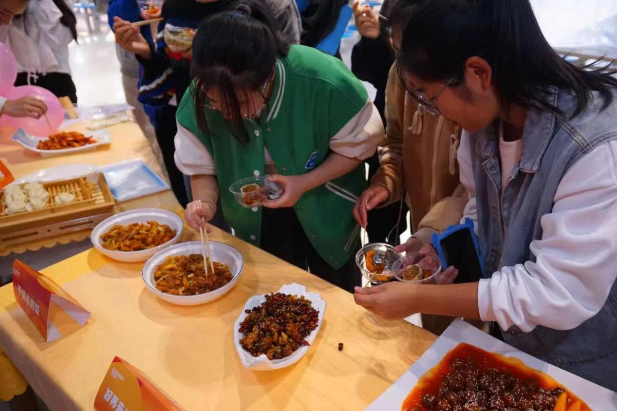 后勤處舉辦國(guó)際樓餐廳十周年“有愛(ài)又有味”回饋師生福利活動(dòng)
