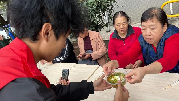 城市建設(shè)學(xué)院開展“一碗長(zhǎng)壽面，情滿重陽(yáng)節(jié)”敬老志愿活動(dòng)
