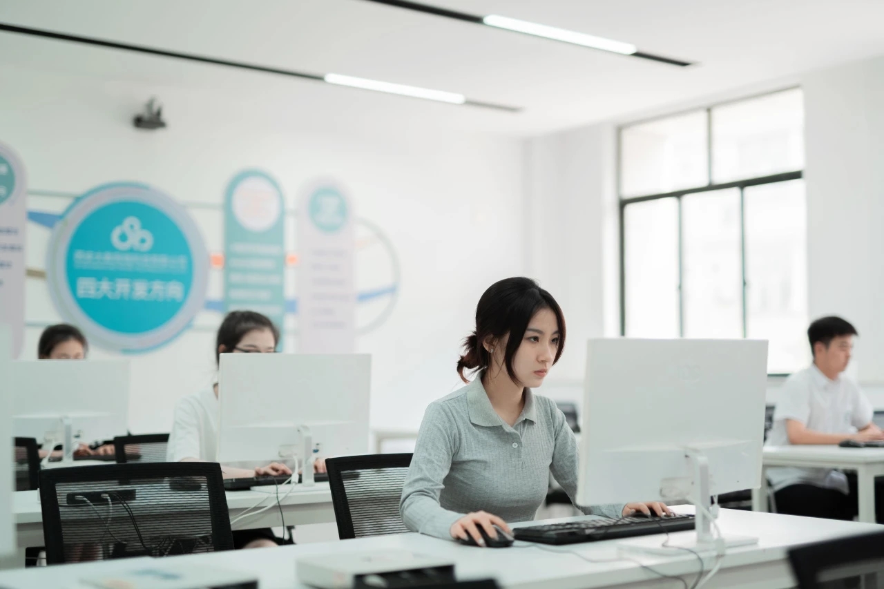 科技引領(lǐng)未來(lái)！歡迎加入信息與科技工程學(xué)院