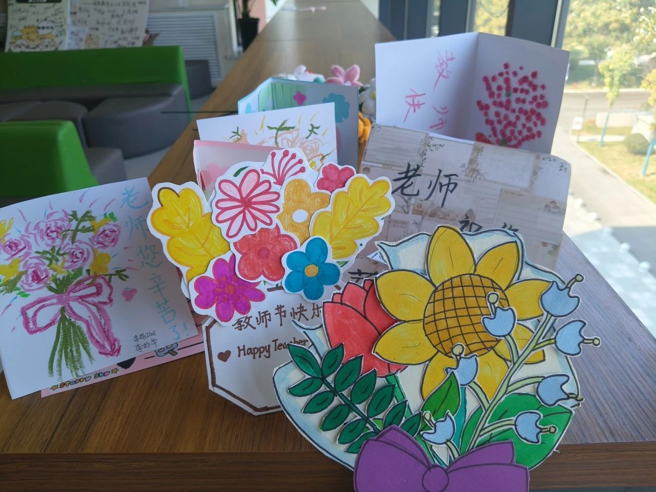慶祝第40個教師節(jié)，各學(xué)院黨總支齊心協(xié)力，深情獻(xiàn)禮